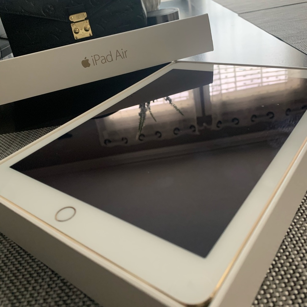 New Apple Air 2 (Gold) 16gb
